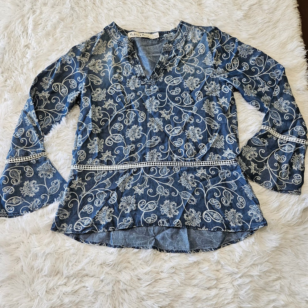 Madeline & Monroe Women's Chambray Paisley Bell‎ Sleeve Blouse. Size S